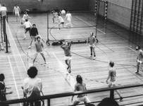 841737 Afbeelding van een volleybalwedstrijd met medewerkers van de provincie Utrecht tijdens een (inter-)provinciale ...